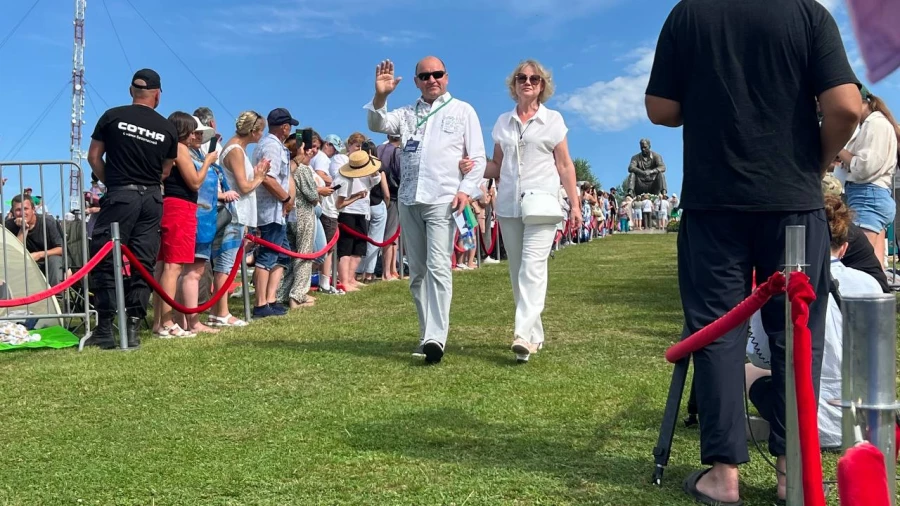 Кинозвезды прошли по красной дорожке на горе Пикет