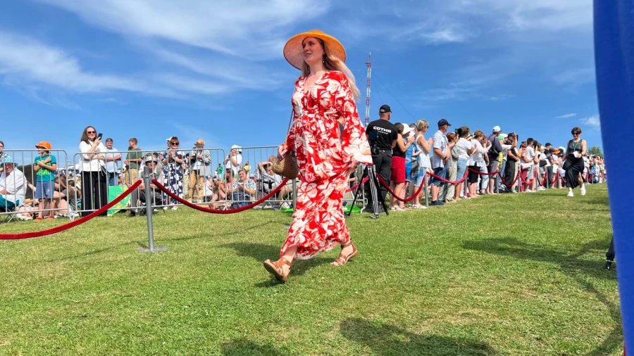 Кинозвезды прошли по красной дорожке на горе Пикет