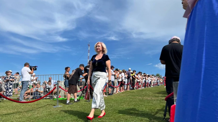 Кинозвезды прошли по красной дорожке на горе Пикет