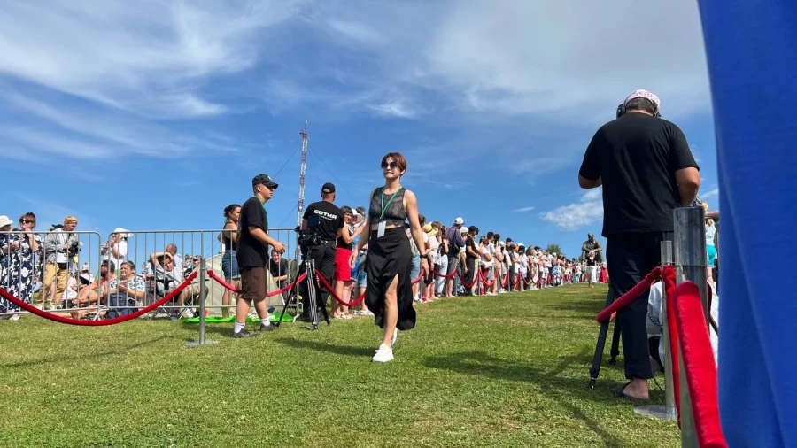 Кинозвезды прошли по красной дорожке на горе Пикет