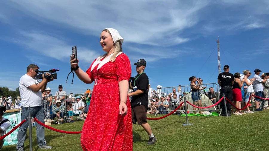 Кинозвезды прошли по красной дорожке на горе Пикет