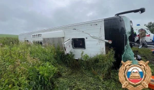 Туравтобус угодил в кювет и перевернулся.