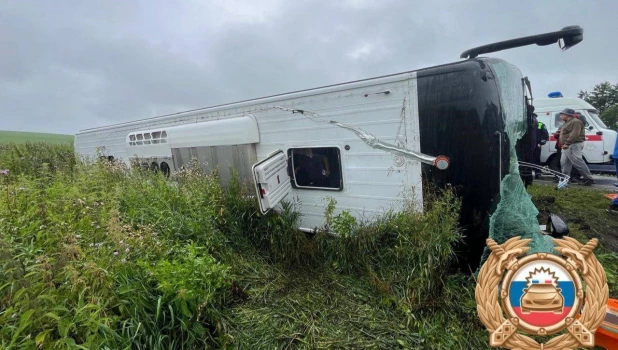 Туравтобус угодил в кювет и перевернулся.