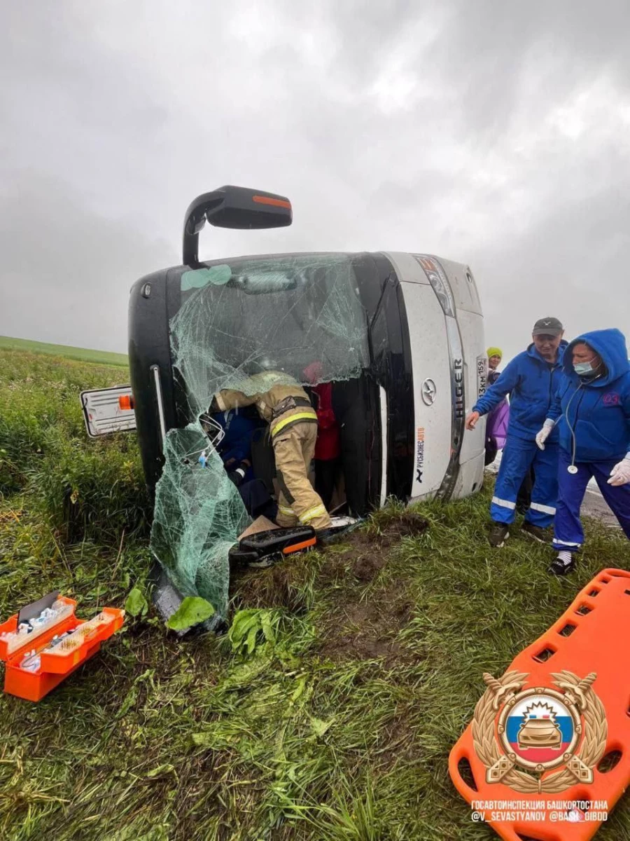 Туравтобус угодил в кювет и перевернулся.