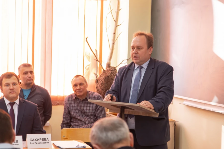 Алексей Попеляев, медовый сомелье, доцент кафедры частной зоотехнии, и. о. заместителя декана биолого-технологического факультета АГАУ. 