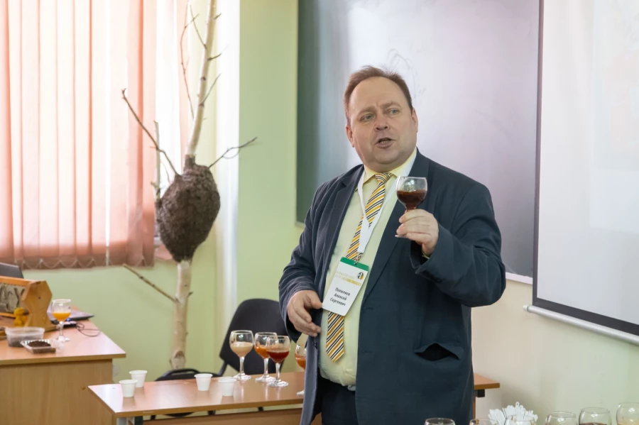 Алексей Попеляев, медовый сомелье, доцент кафедры частной зоотехнии, и. о. заместителя декана биолого-технологического факультета АГАУ. 