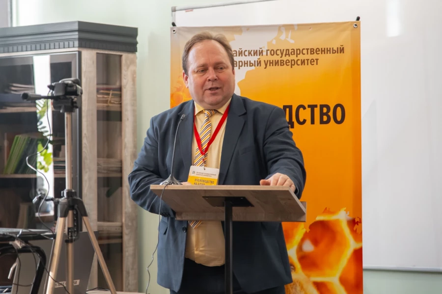 Алексей Попеляев, медовый сомелье, доцент кафедры частной зоотехнии, и. о. заместителя декана биолого-технологического факультета АГАУ. 