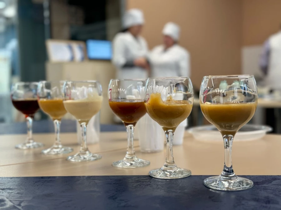 Дегустация меда в АГАУ.