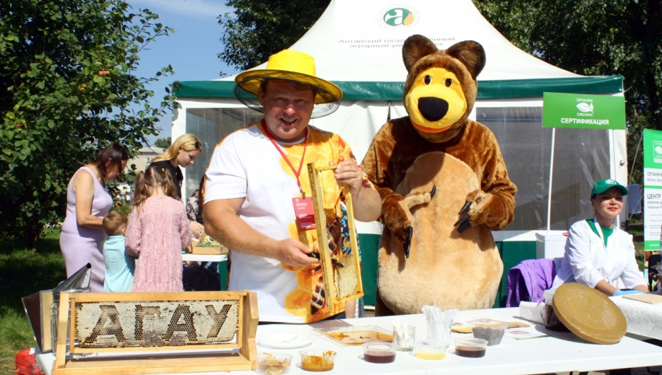 Алексей Попеляев, медовый сомелье, доцент кафедры частной зоотехнии, и. о. заместителя декана биолого-технологического факультета АГАУ.