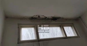 Дом в Барнауле почти рухнул, а жильцы ждут новую крышу. 