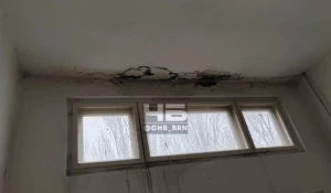 Дом в Барнауле почти рухнул, а жильцы ждут новую крышу. 