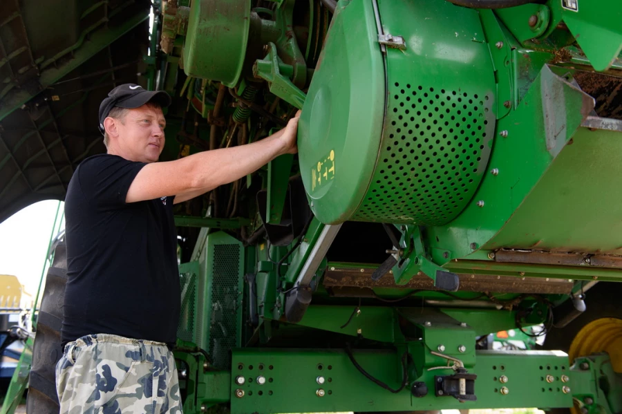 Сельхозтехника в крестьянском хозяйстве «Сатурн».