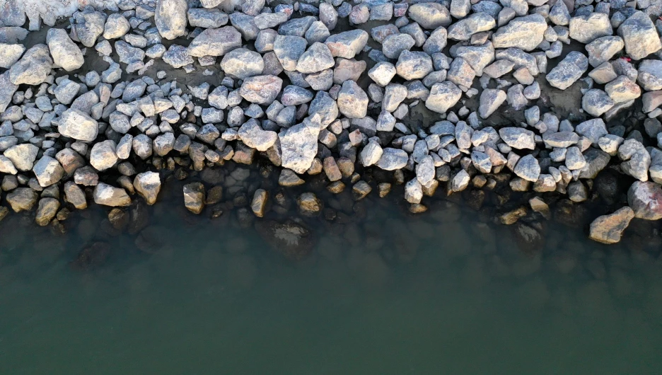 Гравий, камни.