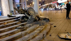 Водитель под веществами врезался в бизнес-центр, а машину разорвало пополам.