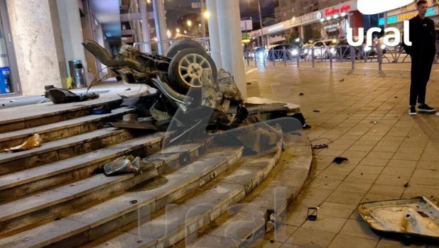 Водитель под веществами врезался в бизнес-центр, а машину разорвало пополам.