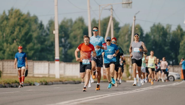Работники Алтай-Кокса поучаствовали в спортивном онлайн-марафоне «Вместе крепче стали».