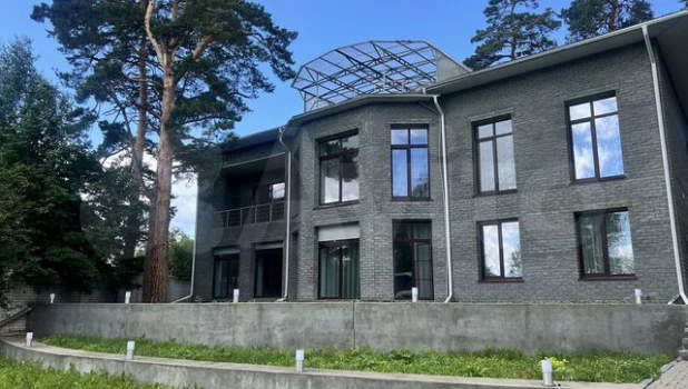 В Барнауле продают коттедж с витражами и расписным бассейном за 50 млн рублей.