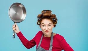 Девушка со сковородой.