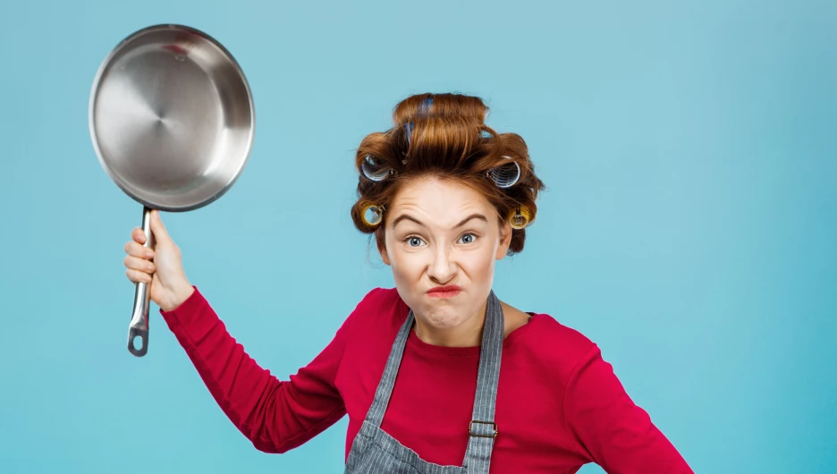 Девушка со сковородой.