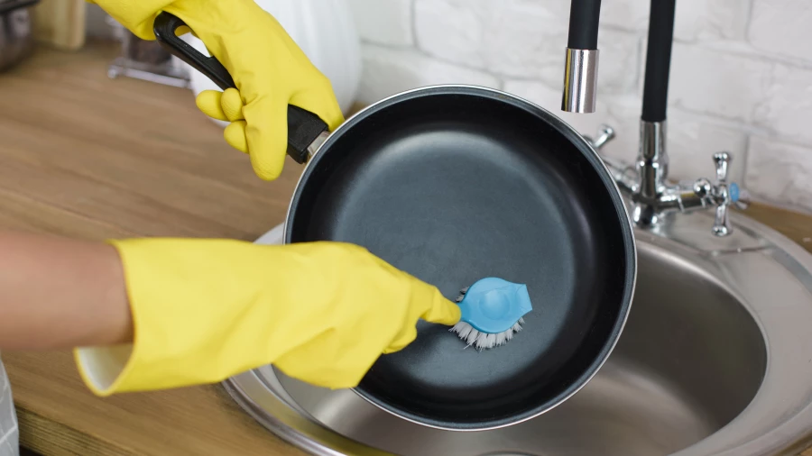 Девушка со сковородой.