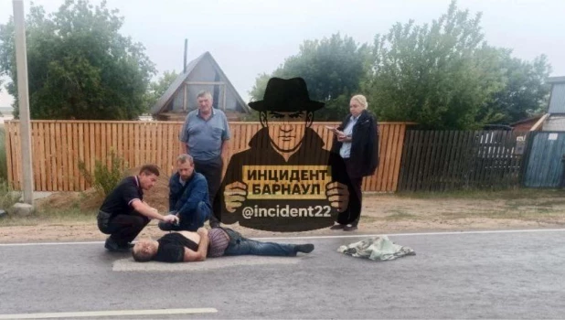 На Алтае Mitsubishi насмерть переехал лежачего мужчину.