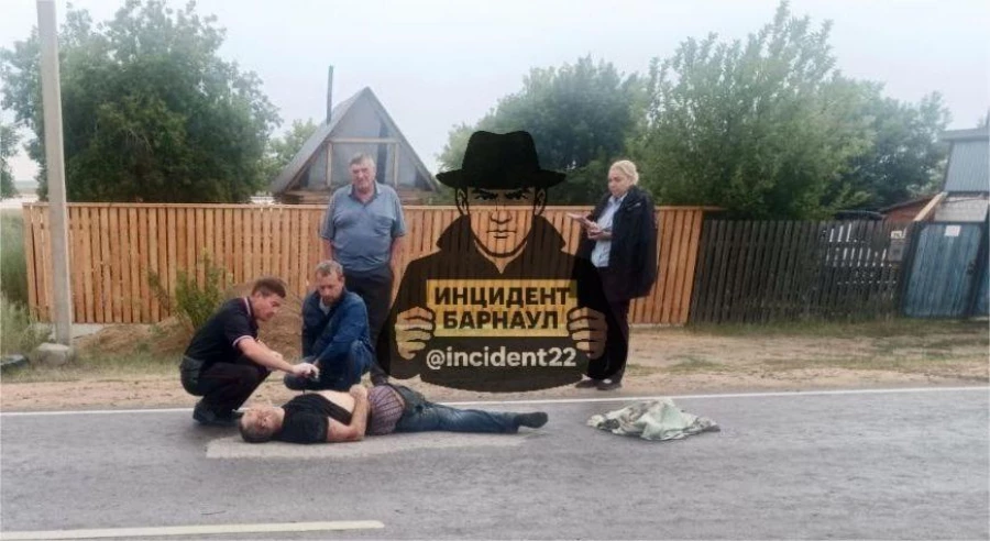 На Алтае Mitsubishi насмерть переехал лежачего мужчину.