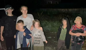 Четверо детей и двое взрослых заблудились в горах