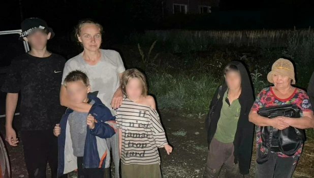 Четверо детей и двое взрослых заблудились в горах