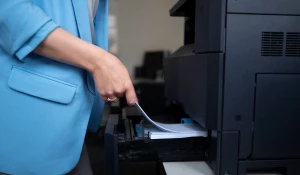 Заправка бумаги для печати.