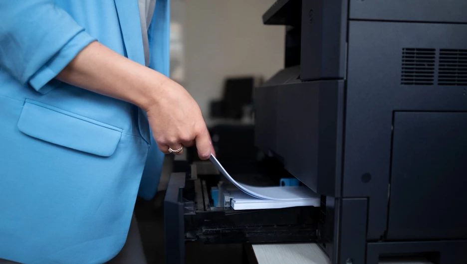 Заправка бумаги для печати.