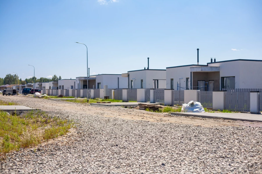 На ул. Нектарной в поселке Ботаника выстроились бело­снежные дома.