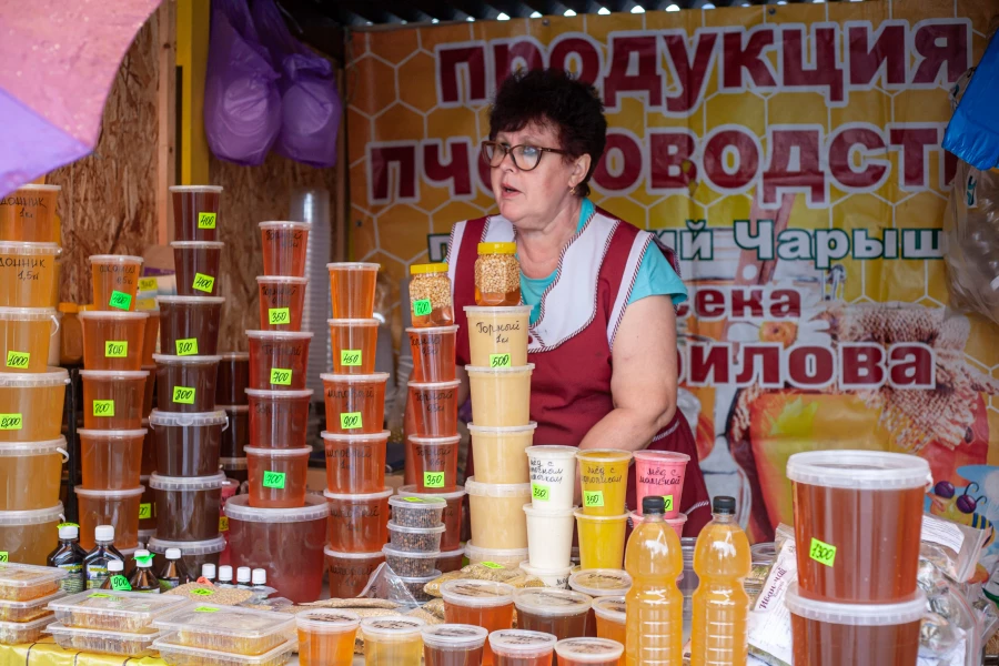 Медовая ярмарка на площади Сахарова. Мед