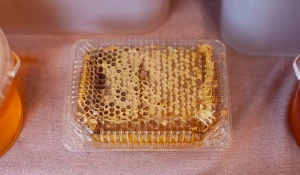 Медовая ярмарка на площади Сахарова. Мед