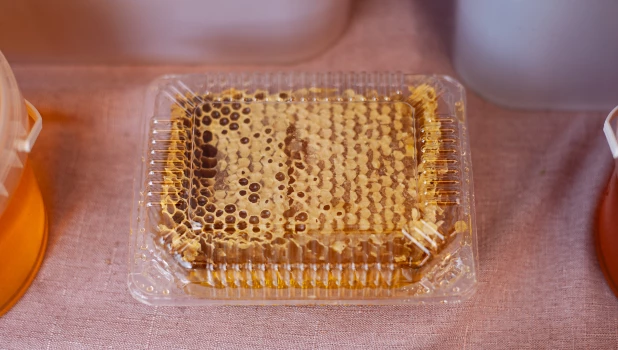 Медовая ярмарка на площади Сахарова. Мед