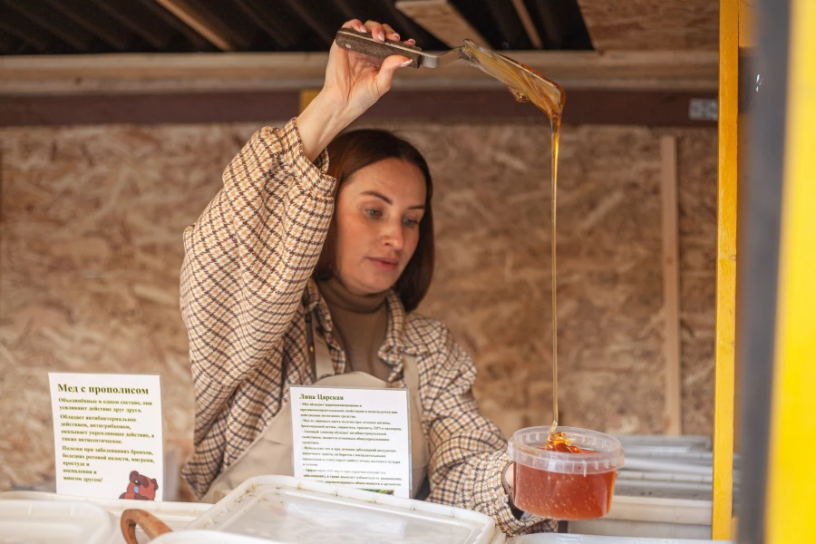 Медовая ярмарка на площади Сахарова. Мед