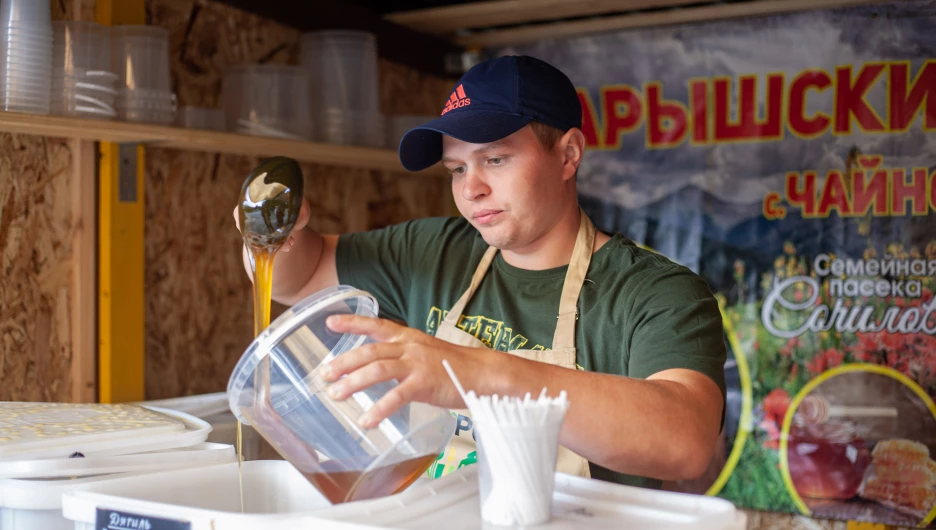 Медовая ярмарка на площади Сахарова. Мед