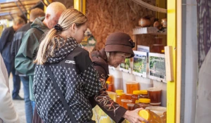 Медовая ярмарка на площади Сахарова. Мед