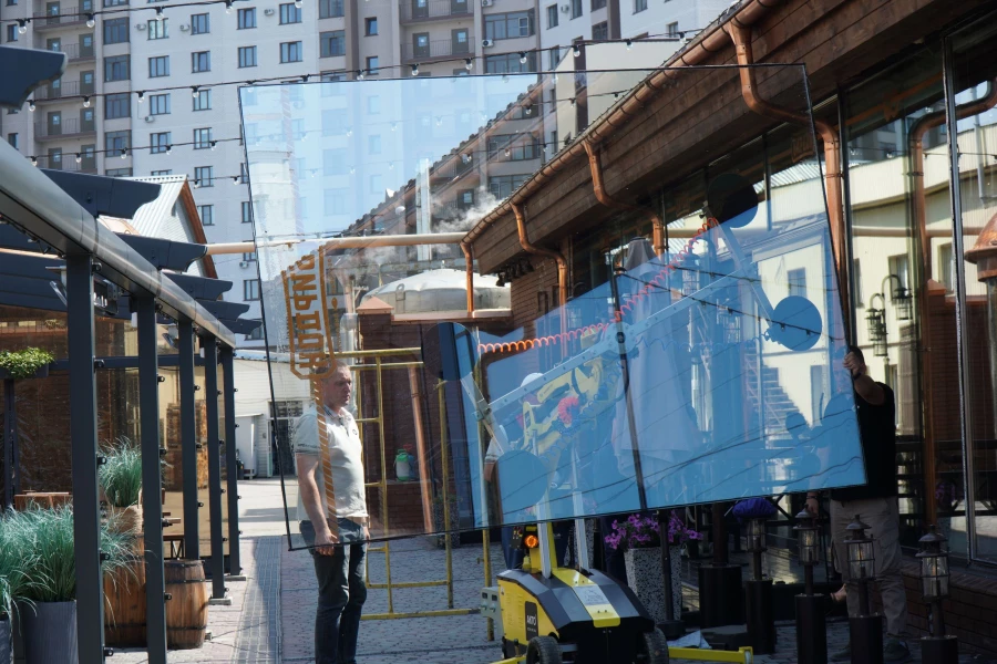 Монтаж крупно­габаритного стеклопакета при помощи вакуумного стеклоробота, ресторан «Бирдок», г. Барнаул.