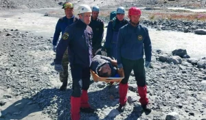 Пожилого туриста эвакуировали с горы Белухи после травмы