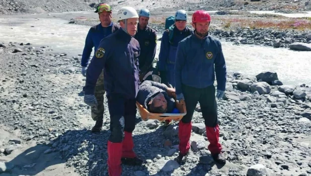 Пожилого туриста эвакуировали с горы Белухи после травмы