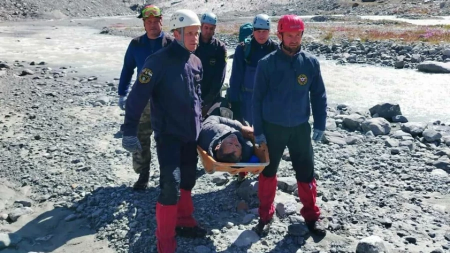 Пожилого туриста эвакуировали с горы Белухи после травмы