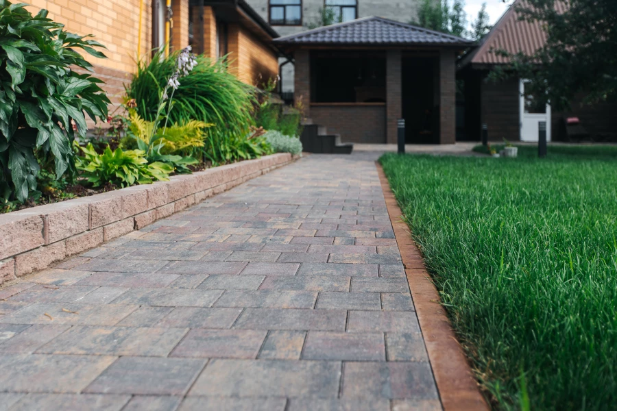 Благоустройство территорий с использованием плитки АЛОМ.