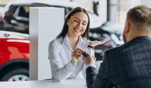 Девушка получает ключи от автомобиля.