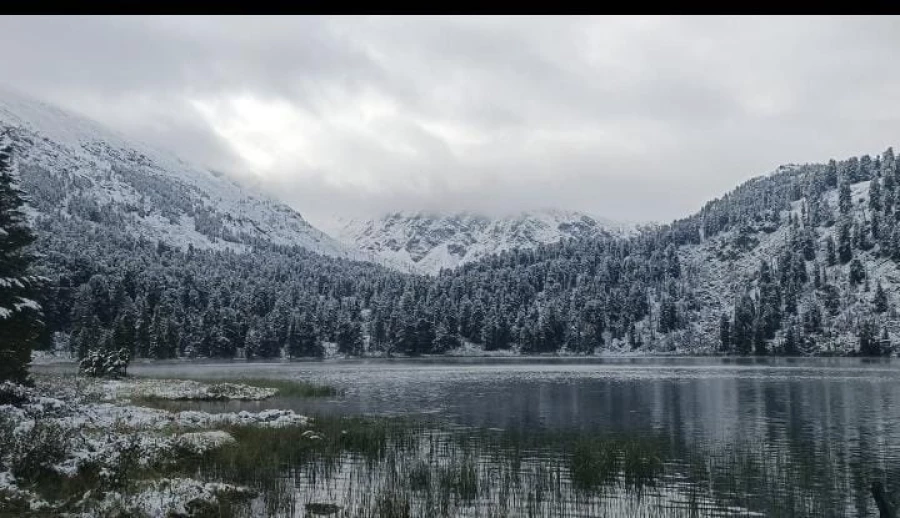 Августовский снег на Каракольских озерах.
