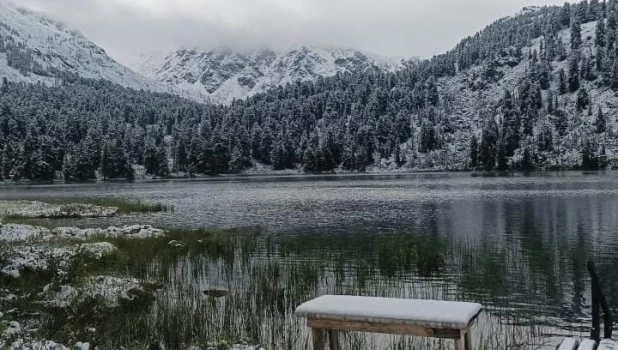 Августовский снег на Каракольских озерах.