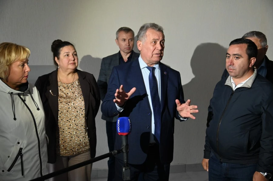 Александр Романенко оценил ход капремонта в Бобровской средней общеобразовательной школе Первомайского района.