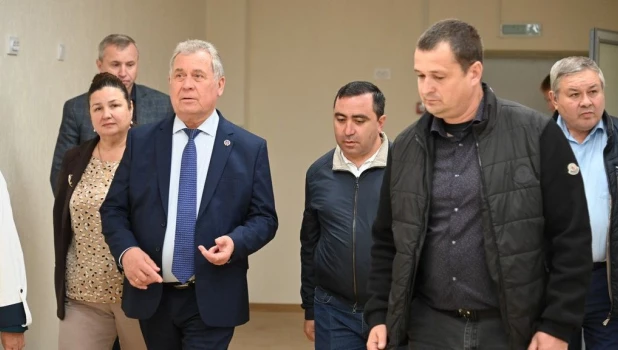 Александр Романенко оценил ход капремонта в Бобровской средней общеобразовательной школе Первомайского района.