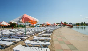 Пляж в парке-отеле «Солнечный».