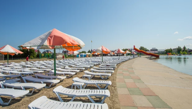 Пляж в парке-отеле «Солнечный».