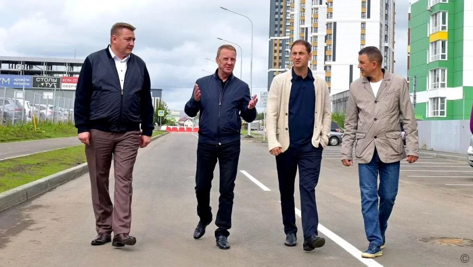 Выездное совещание на новом участке построенной автомобильной дороги на улице Багряная.